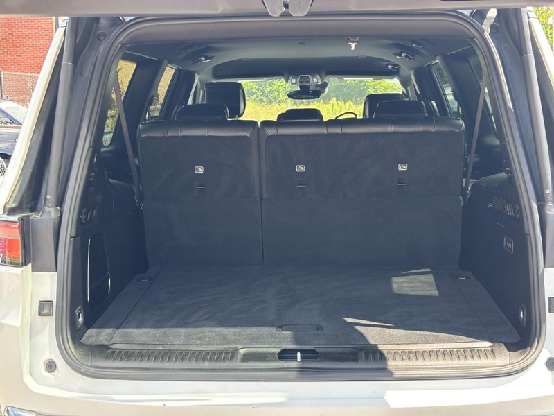 Jeep Wagoneer L Vehicle Full-screen Gallery Image 10
