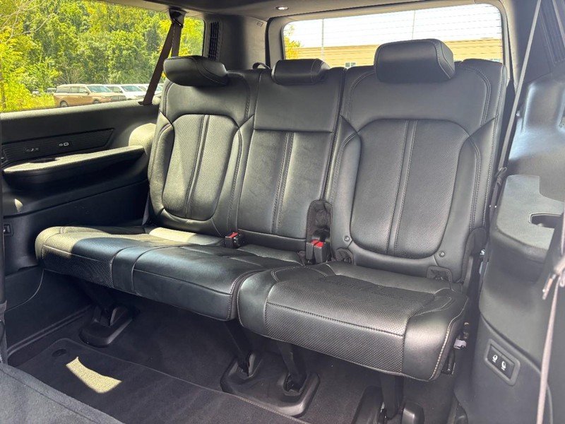 Jeep Wagoneer L Vehicle Full-screen Gallery Image 12