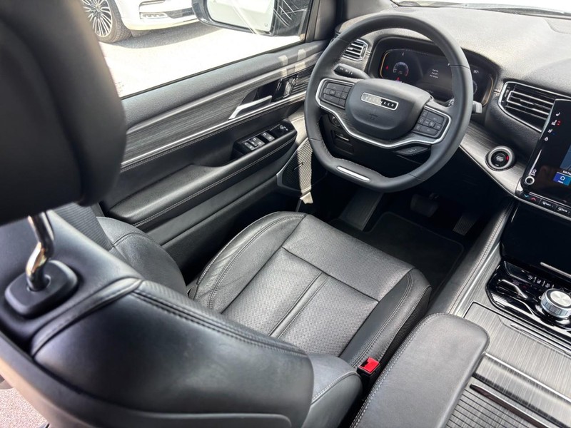 Jeep Wagoneer L Vehicle Full-screen Gallery Image 14