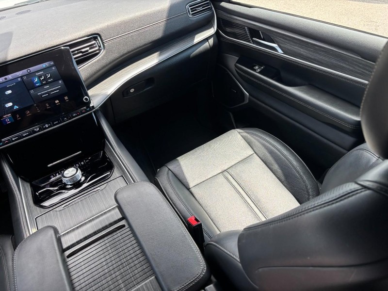 Jeep Wagoneer L Vehicle Full-screen Gallery Image 16
