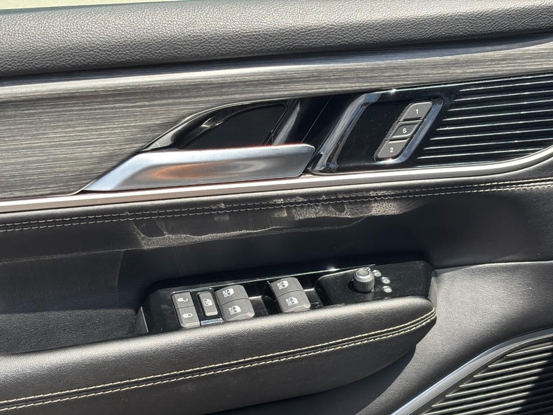 Jeep Wagoneer L Vehicle Full-screen Gallery Image 18