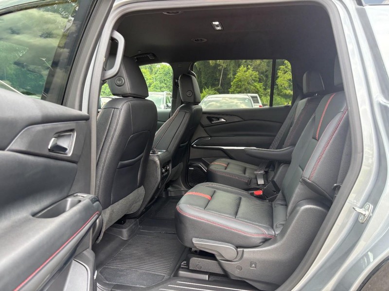 Chevrolet Traverse Vehicle Full-screen Gallery Image 12