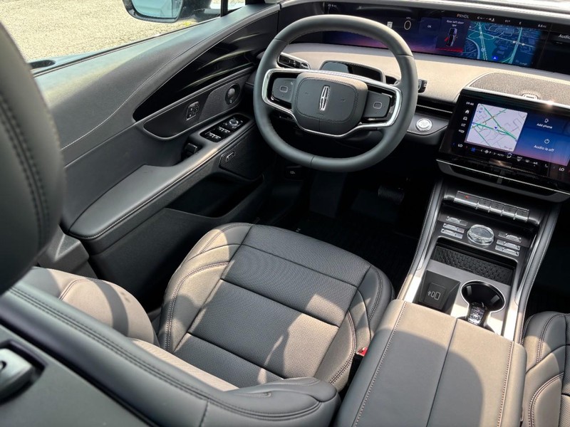 Lincoln Nautilus Vehicle Full-screen Gallery Image 13
