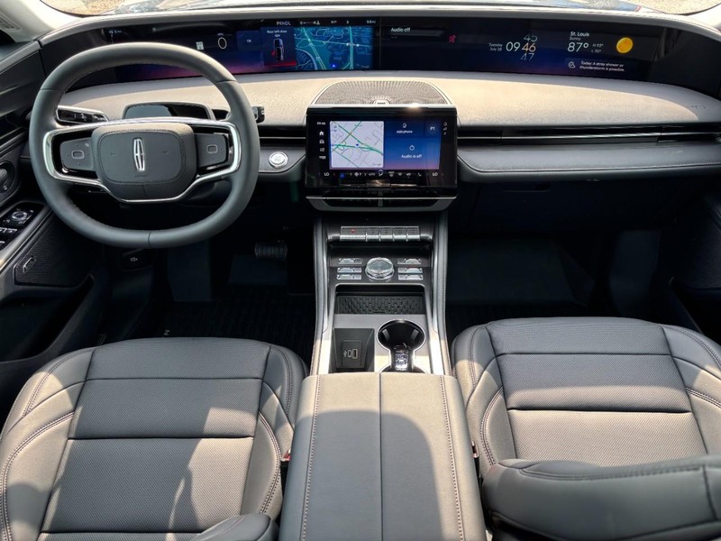 Lincoln Nautilus Vehicle Full-screen Gallery Image 14