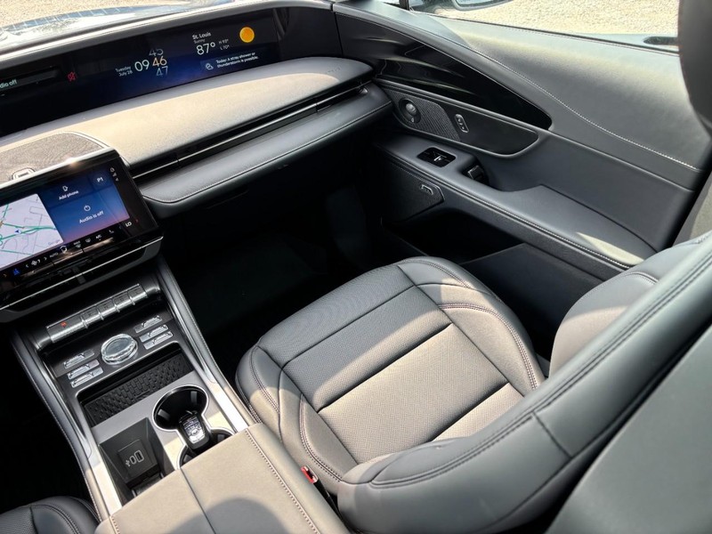 Lincoln Nautilus Vehicle Full-screen Gallery Image 15