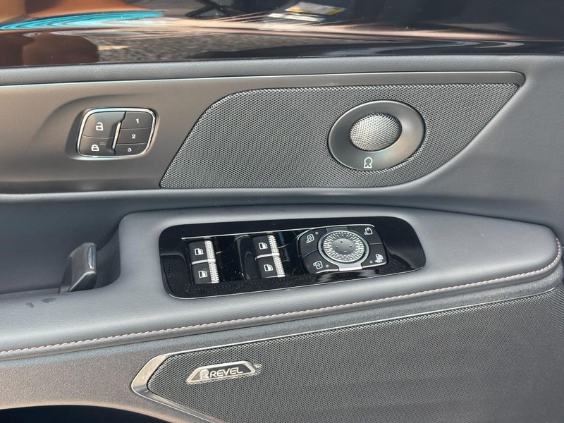 Lincoln Nautilus Vehicle Full-screen Gallery Image 18