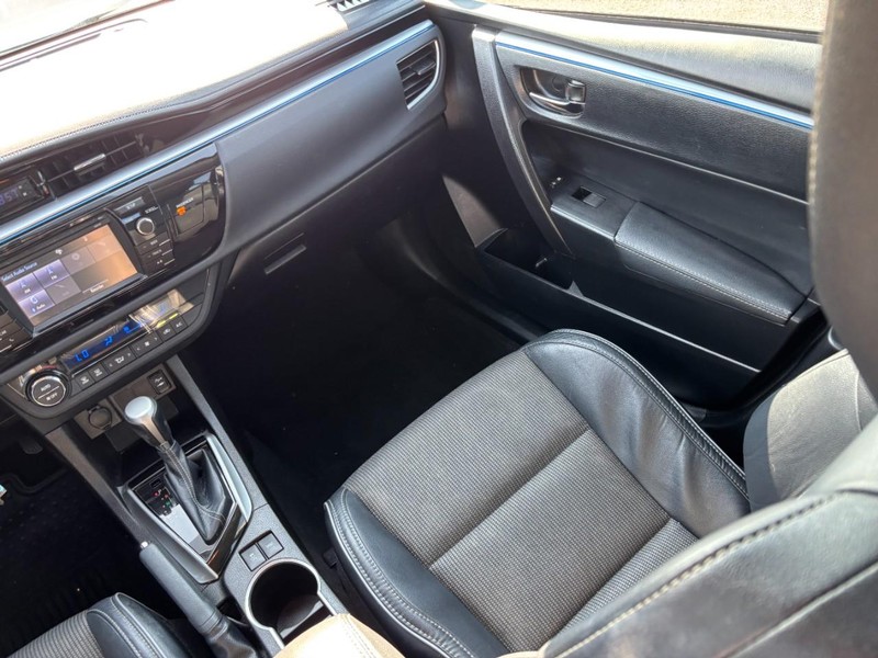 Toyota Corolla Vehicle Full-screen Gallery Image 15