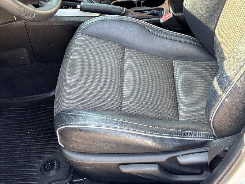 Toyota Corolla Vehicle Full-screen Gallery Image 16