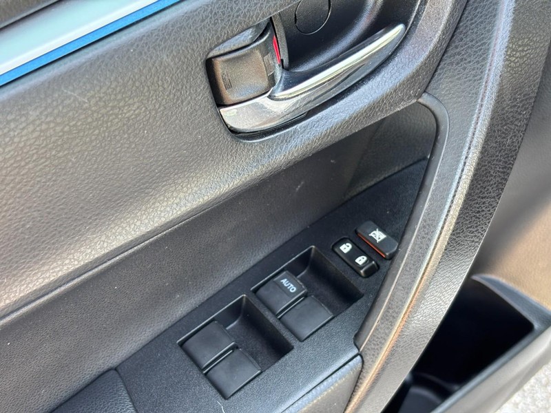 Toyota Corolla Vehicle Full-screen Gallery Image 17