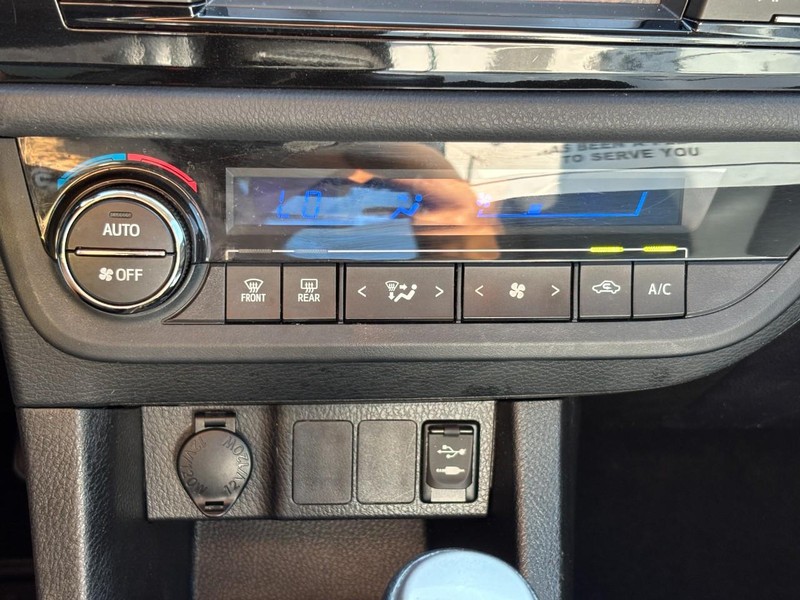 Toyota Corolla Vehicle Full-screen Gallery Image 23