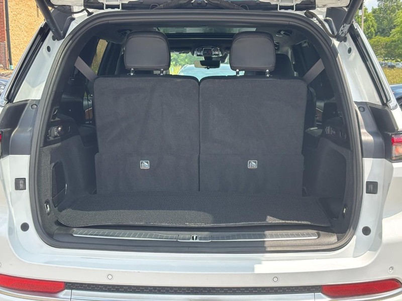 Jeep Grand Cherokee L Vehicle Full-screen Gallery Image 10