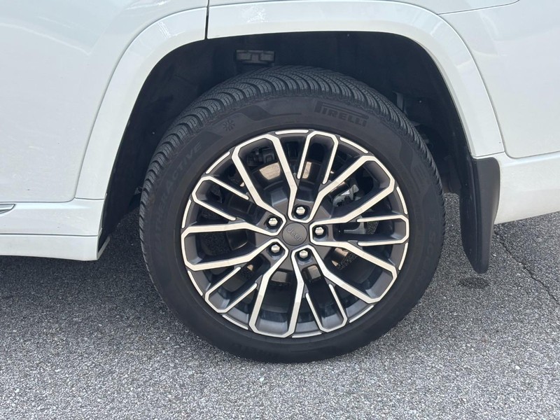 Jeep Grand Cherokee L Vehicle Full-screen Gallery Image 11