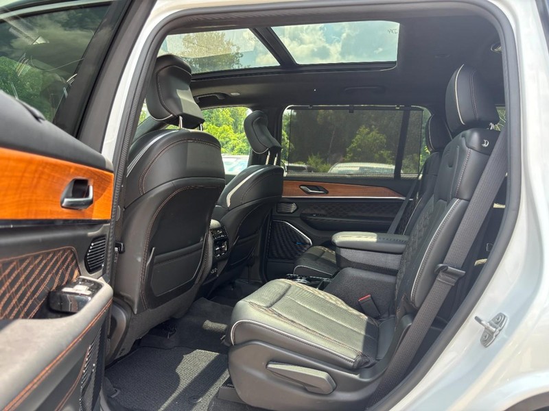 Jeep Grand Cherokee L Vehicle Full-screen Gallery Image 13