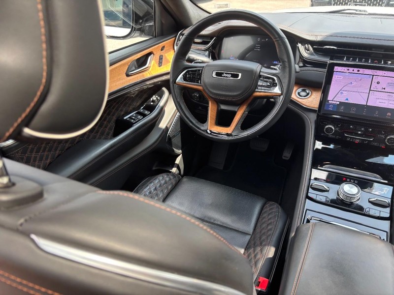 Jeep Grand Cherokee L Vehicle Full-screen Gallery Image 14