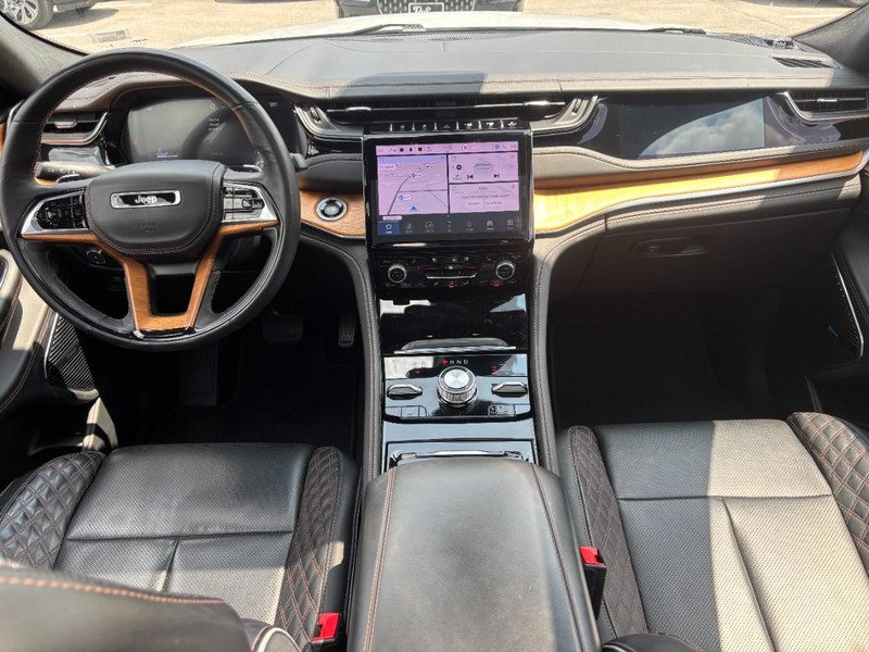 Jeep Grand Cherokee L Vehicle Full-screen Gallery Image 15