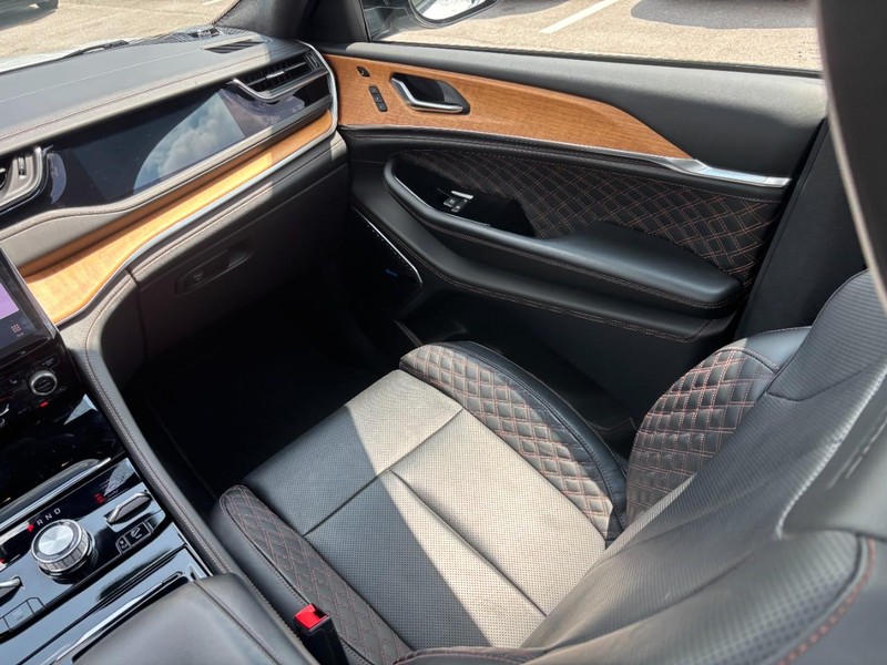 Jeep Grand Cherokee L Vehicle Full-screen Gallery Image 16