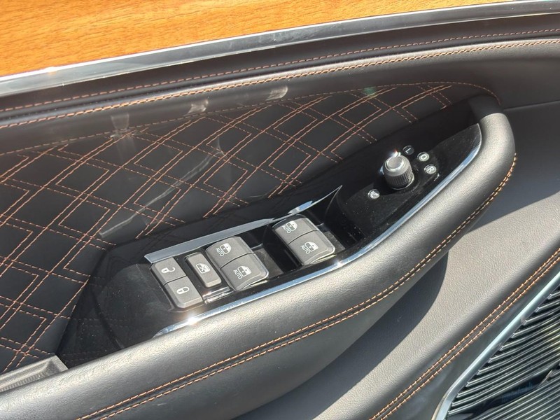 Jeep Grand Cherokee L Vehicle Full-screen Gallery Image 18
