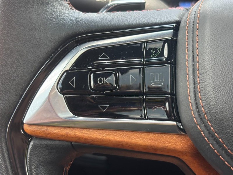 Jeep Grand Cherokee L Vehicle Full-screen Gallery Image 19