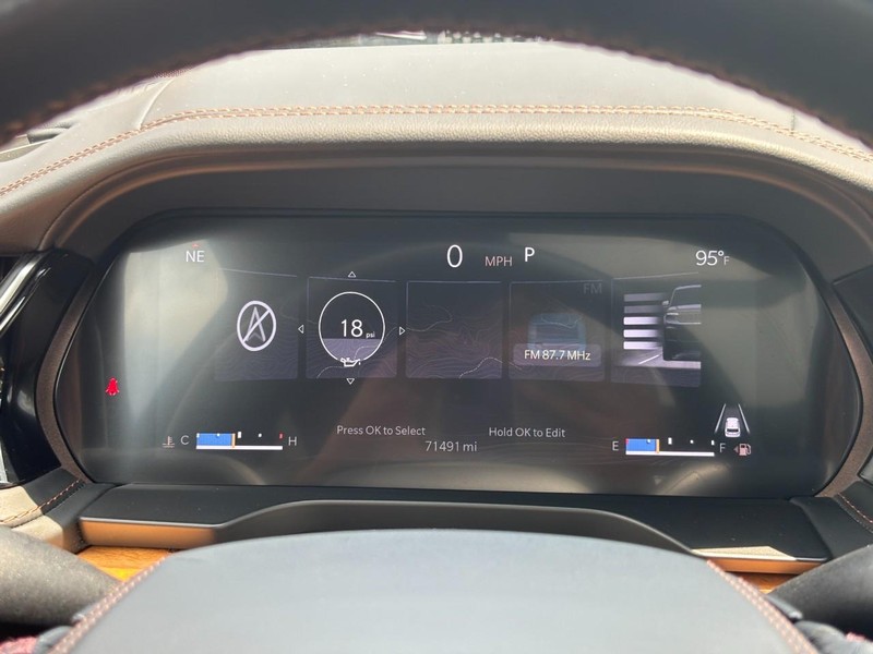 Jeep Grand Cherokee L Vehicle Full-screen Gallery Image 21