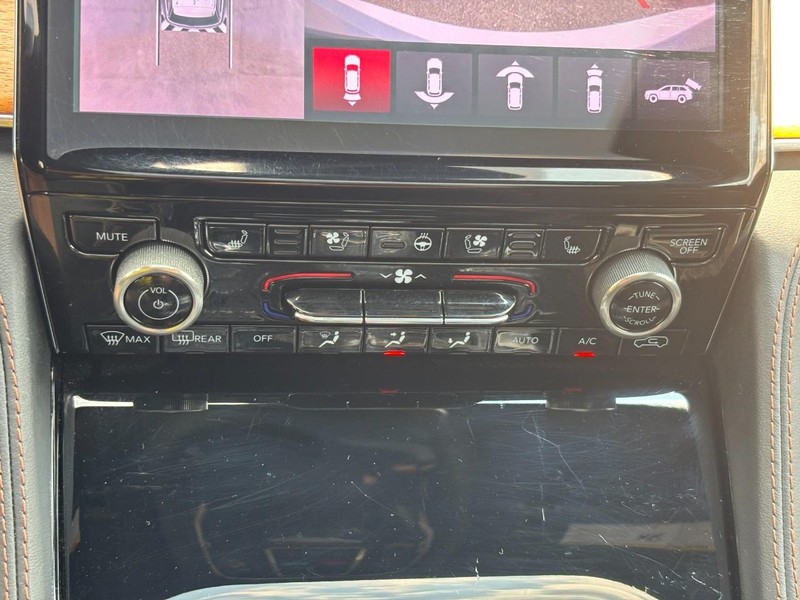 Jeep Grand Cherokee L Vehicle Full-screen Gallery Image 25