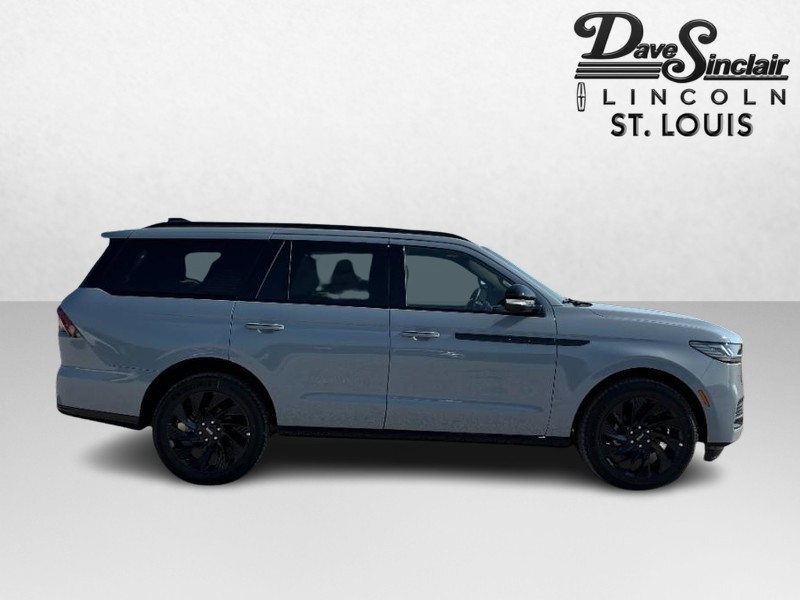 Lincoln Navigator Vehicle Full-screen Gallery Image 02