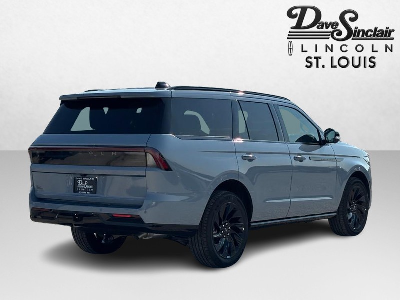 Lincoln Navigator Vehicle Full-screen Gallery Image 03