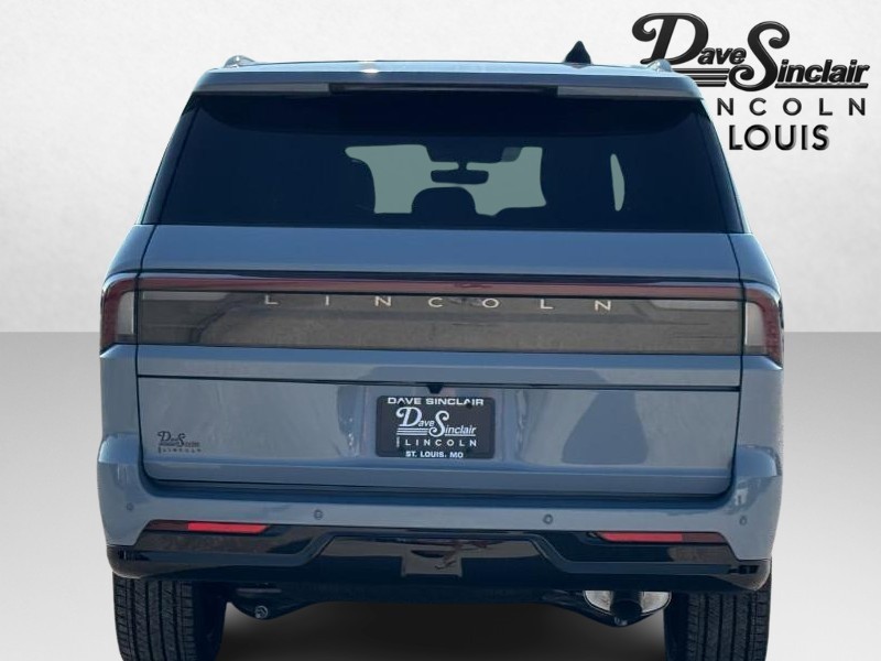 Lincoln Navigator Vehicle Full-screen Gallery Image 04