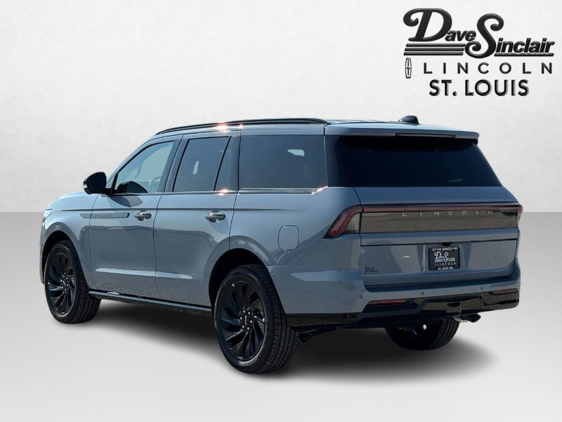 Lincoln Navigator Vehicle Full-screen Gallery Image 05