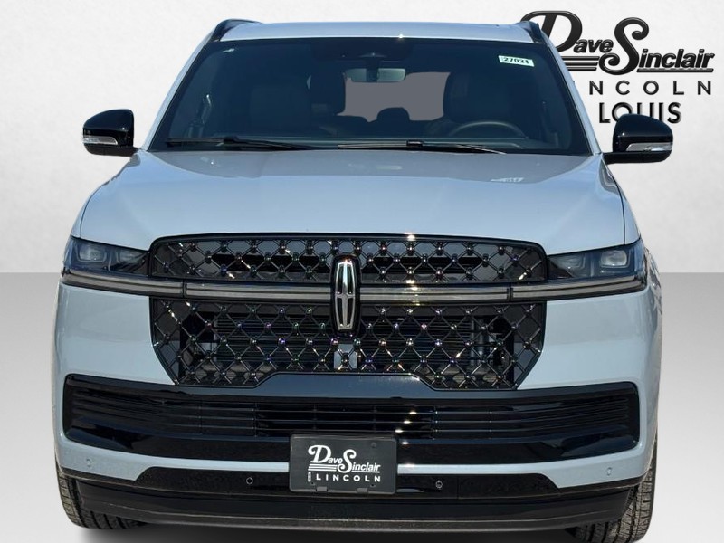 Lincoln Navigator Vehicle Full-screen Gallery Image 09
