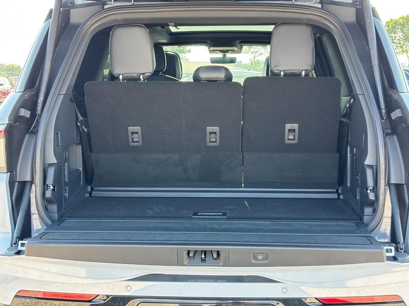 Lincoln Navigator Vehicle Full-screen Gallery Image 10