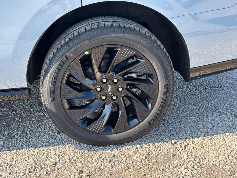 Lincoln Navigator Vehicle Full-screen Gallery Image 11