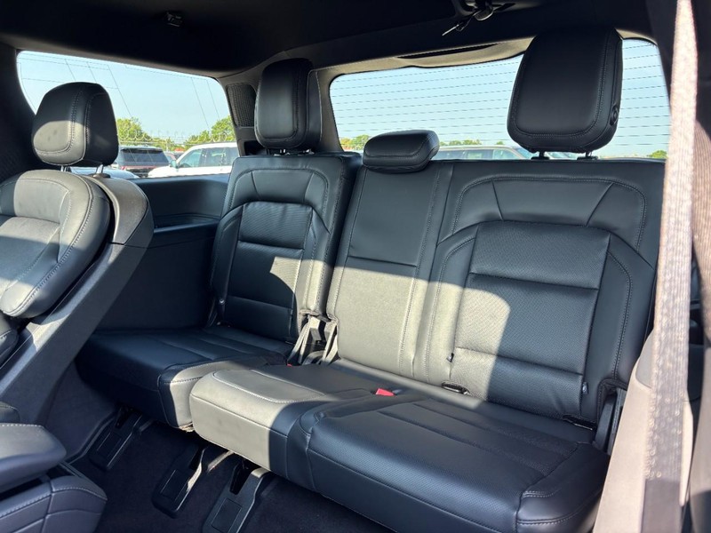 Lincoln Navigator Vehicle Full-screen Gallery Image 12