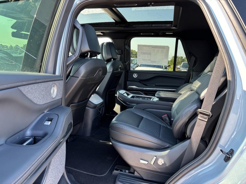 Lincoln Navigator Vehicle Full-screen Gallery Image 13