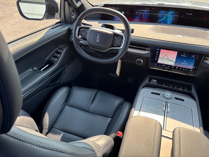 Lincoln Navigator Vehicle Full-screen Gallery Image 14