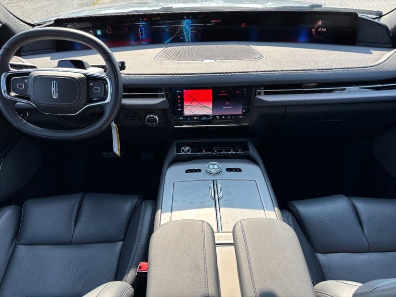 Lincoln Navigator Vehicle Full-screen Gallery Image 15