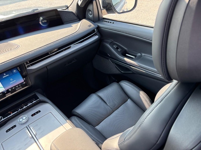Lincoln Navigator Vehicle Full-screen Gallery Image 16