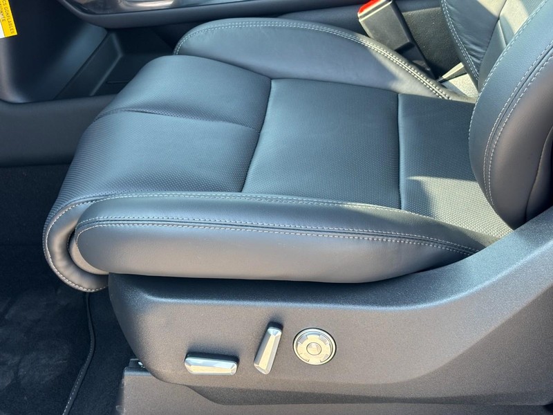 Lincoln Navigator Vehicle Full-screen Gallery Image 17