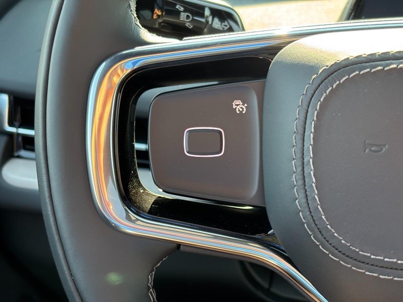 Lincoln Navigator Vehicle Full-screen Gallery Image 19