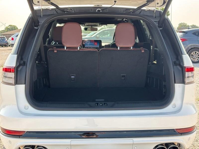 Lincoln Aviator Vehicle Full-screen Gallery Image 10