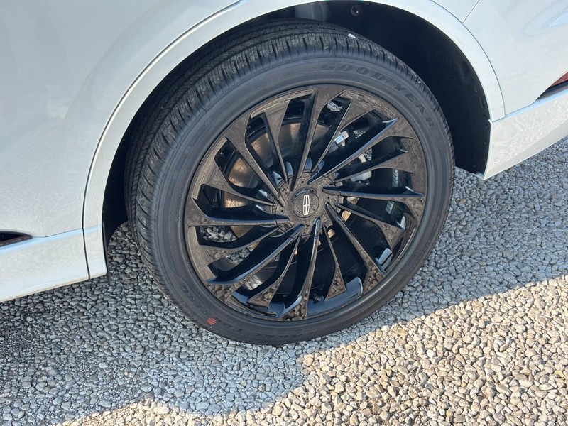 Lincoln Aviator Vehicle Full-screen Gallery Image 11