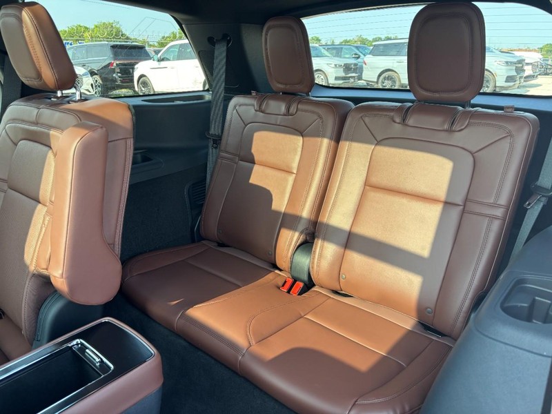 Lincoln Aviator Vehicle Full-screen Gallery Image 12