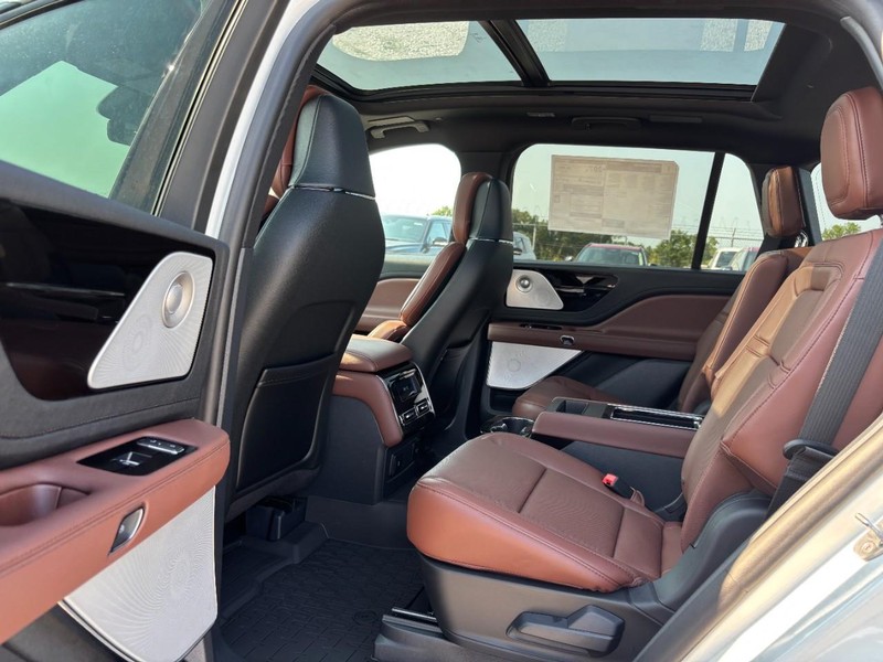 Lincoln Aviator Vehicle Full-screen Gallery Image 13