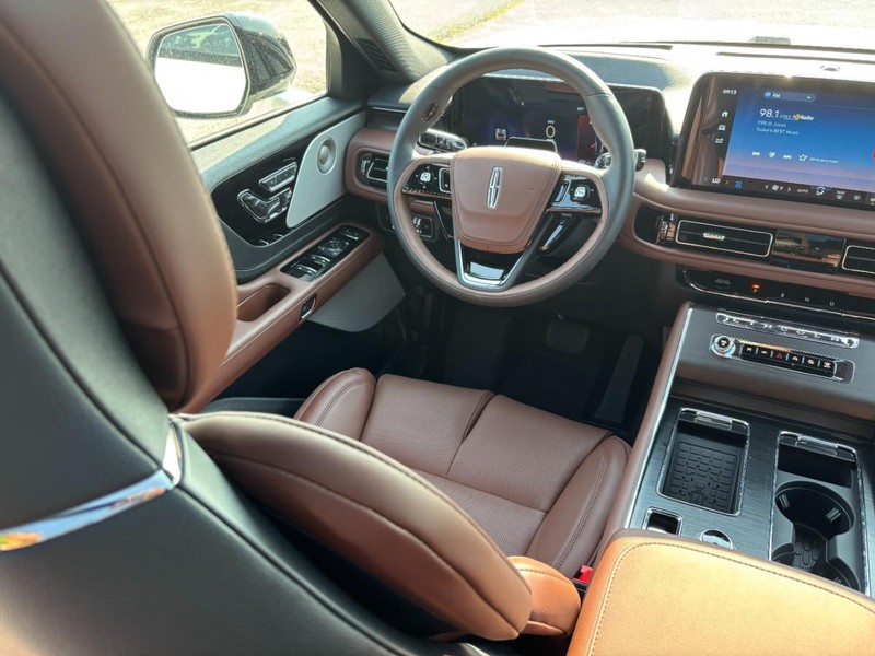 Lincoln Aviator Vehicle Full-screen Gallery Image 14