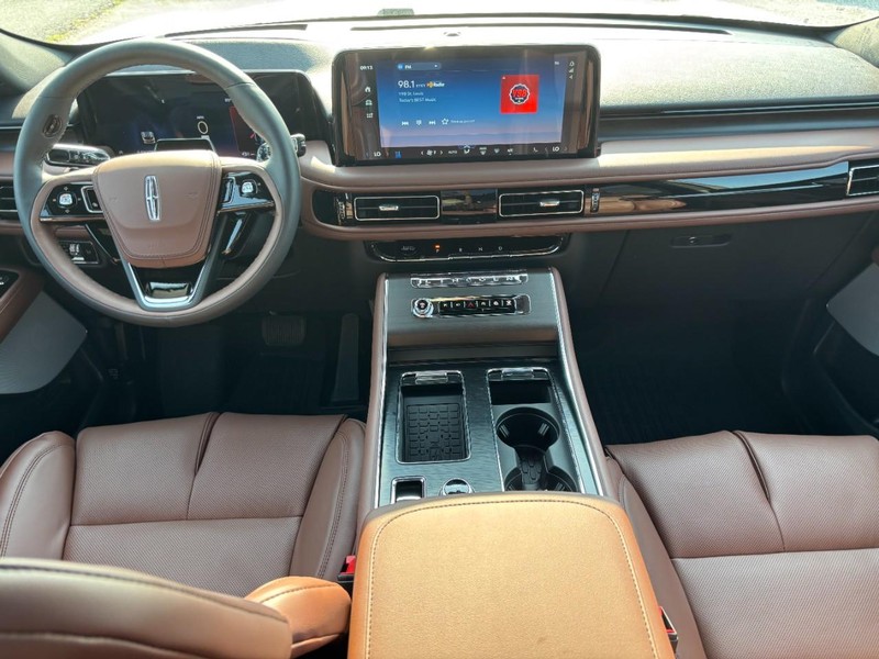 Lincoln Aviator Vehicle Full-screen Gallery Image 15