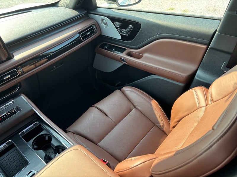 Lincoln Aviator Vehicle Full-screen Gallery Image 16
