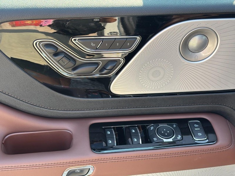 Lincoln Aviator Vehicle Full-screen Gallery Image 18