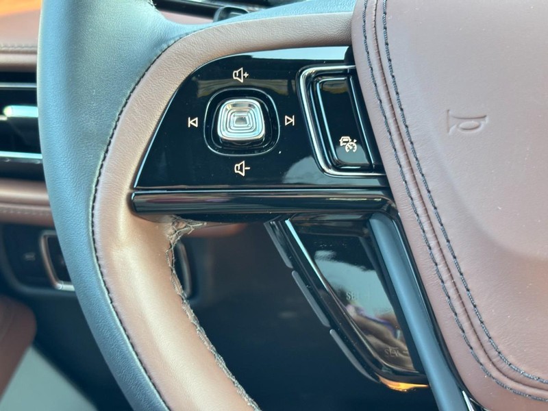 Lincoln Aviator Vehicle Full-screen Gallery Image 19