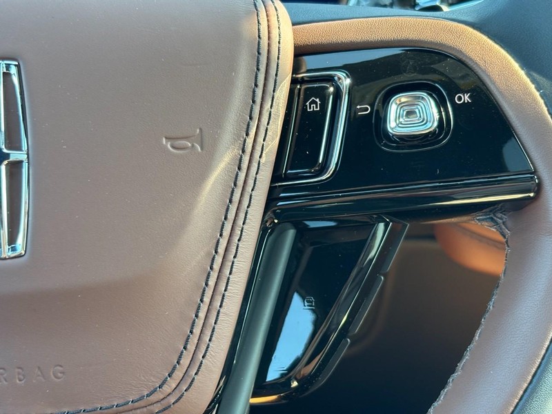 Lincoln Aviator Vehicle Full-screen Gallery Image 20