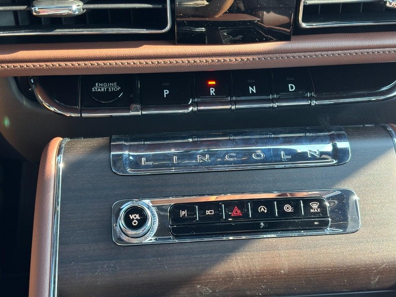 Lincoln Aviator Vehicle Full-screen Gallery Image 25