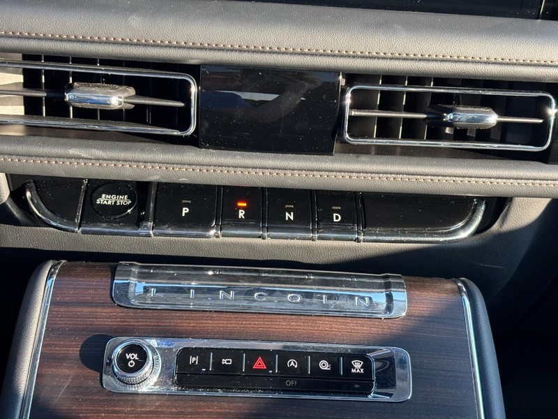 Lincoln Aviator Vehicle Full-screen Gallery Image 25